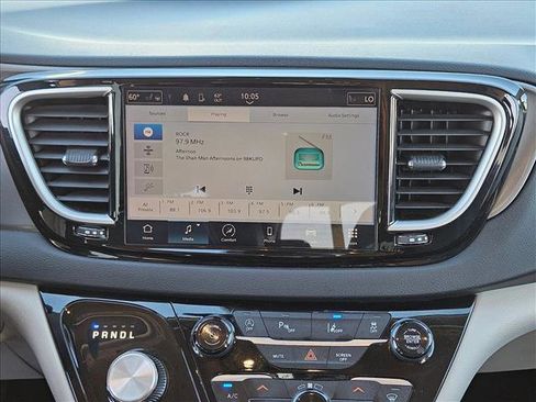 Used 2023 Chrysler Pacifica Touring-L image 13