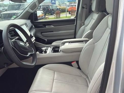 Used 2024 Jeep Wagoneer Series II w/ Convenience Group I AWD/4WD image 8