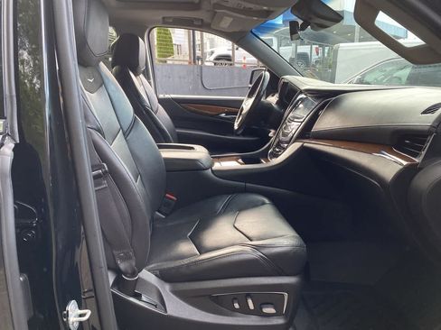 Used 2019 Cadillac Escalade ESV Luxury AWD/4WD image 18
