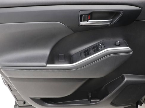 Used 2021 Toyota Highlander XLE image 14