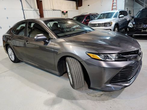 Used 2018 Toyota Camry LE image 9