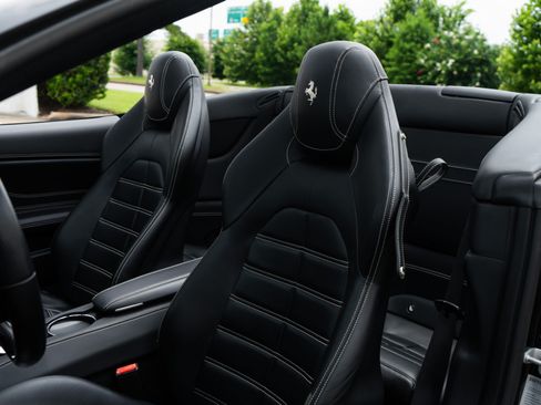 Used 2018 Ferrari California T RWD image 31