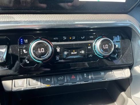 Used 2025 GMC Sierra 3500 Denali w/ Denali Reserve Package AWD/4WD image 28