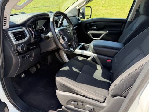 Used 2017 Nissan Titan SV image 10