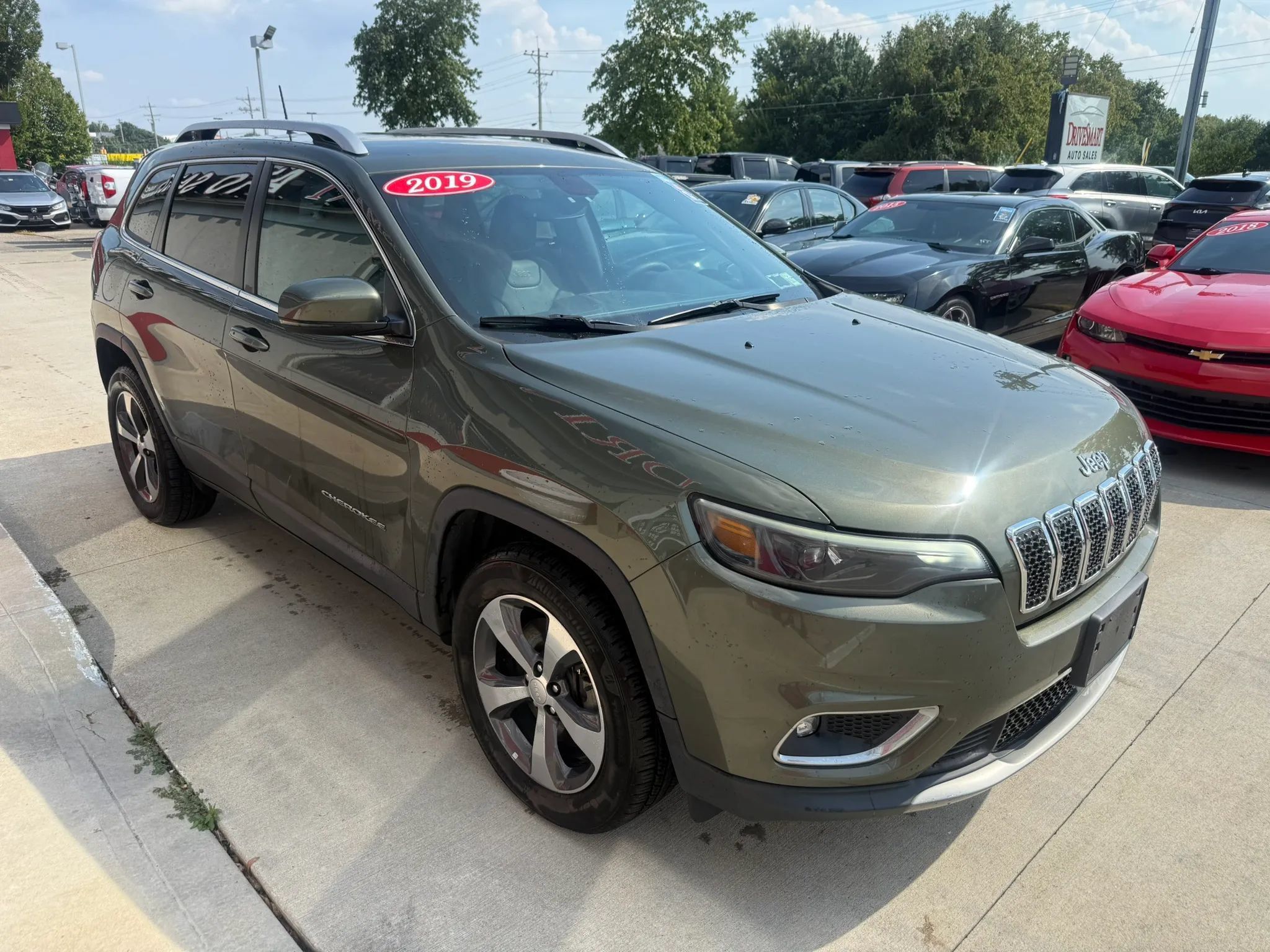 Used 2019 Jeep Cherokee Limited AWD/4WD image 2