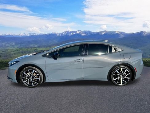 Used 2025 Toyota Prius Plug-In Hybrid image 2