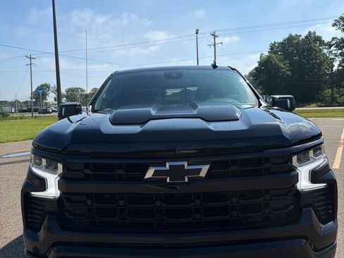 Used 2025 Chevrolet Silverado 1500 LT Trail Boss w/ LT Trail Boss Premium Package AWD/4WD image 2