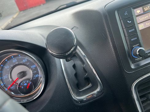 Used 2013 Chrysler Town & Country Touring image 31