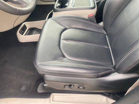 Used 2024 Chrysler Pacifica Touring-L FWD image 14