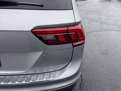 Used 2021 Volkswagen Tiguan SE w/ Panoramic Sunroof Package image 18