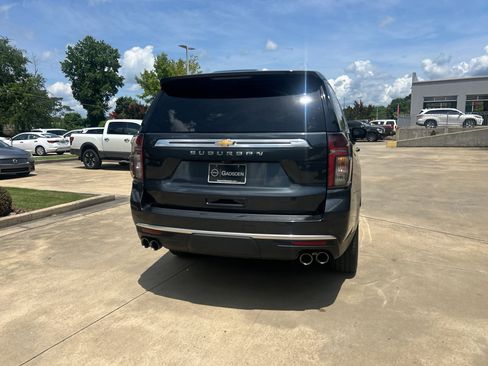 Used 2022 Chevrolet Suburban High Country w/ Premium Package AWD/4WD image 4