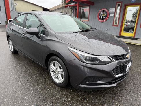 Used 2017 Chevrolet Cruze LT image 4