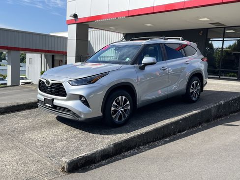 Used 2023 Toyota Highlander XLE AWD/4WD image 4