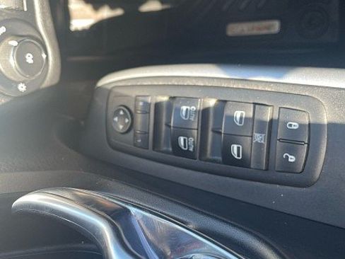 Used 2018 Jeep Cherokee Latitude Plus AWD/4WD image 17