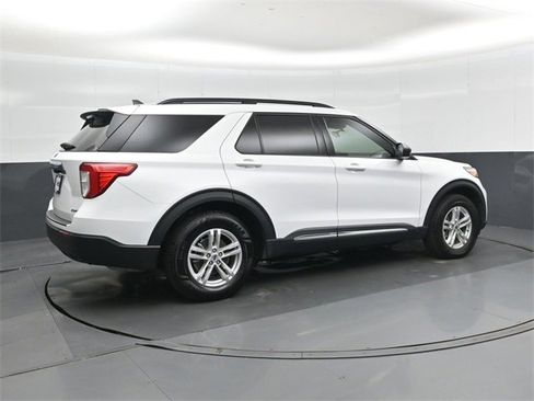 Used 2023 Ford Explorer XLT image 3