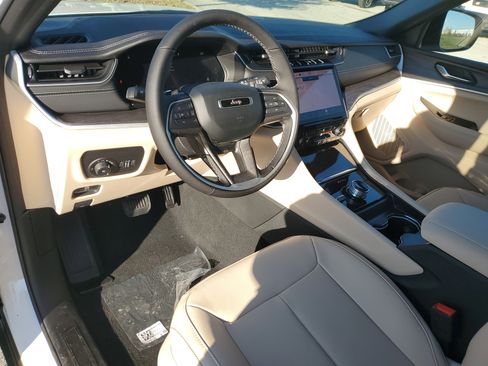 New 2025 Jeep Grand Cherokee Limited image 18