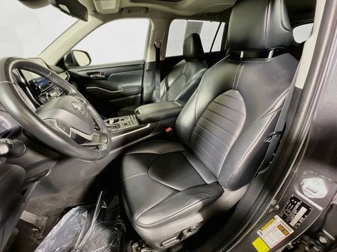 Used 2022 Toyota Highlander XLE AWD/4WD image 19
