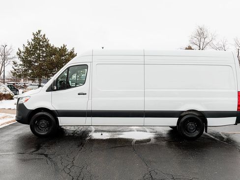 Used 2024 Mercedes-Benz Sprinter 2500 image 4