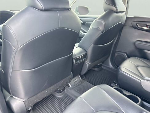 Used 2021 Toyota Highlander XLE FWD image 14