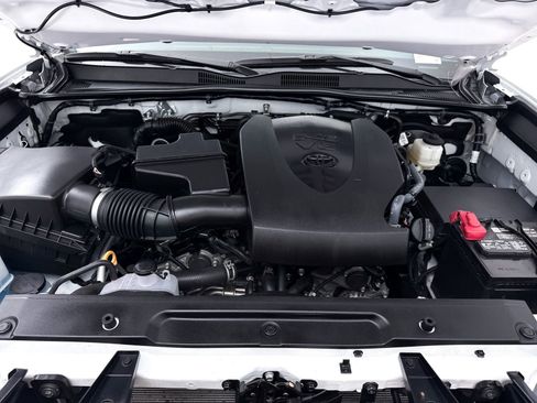 Used 2020 Toyota Tacoma TRD Sport w/ Technology Package AWD/4WD image 9