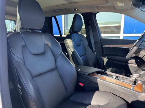 Used 2022 Volvo XC90 T6 Momentum w/ Advanced Package image 15
