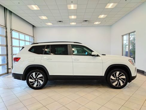 Used 2025 Volkswagen Atlas SE image 2