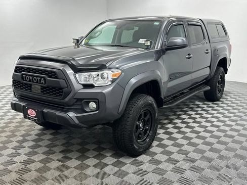 Used 2022 Toyota Tacoma SR5 AWD/4WD image 3