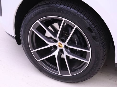 Used 2025 Porsche Macan image 21