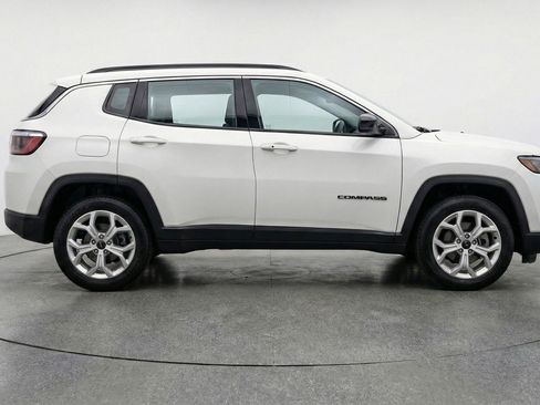 Used 2025 Jeep Compass Latitude image 11