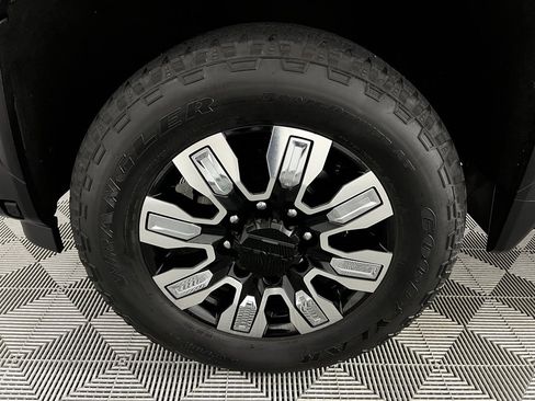 Used 2024 GMC Sierra 3500 Denali w/ Technology Package image 12