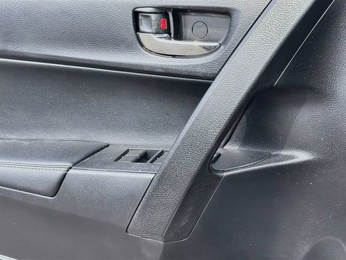 Used 2017 Toyota Corolla SE FWD image 17