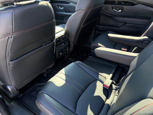 Used 2025 Honda Pilot TrailSport image 36