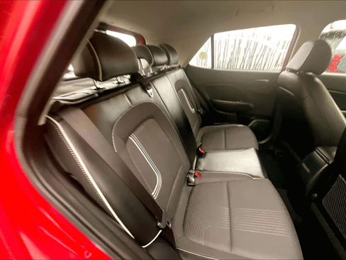 Used 2023 Hyundai Venue Limited image 16