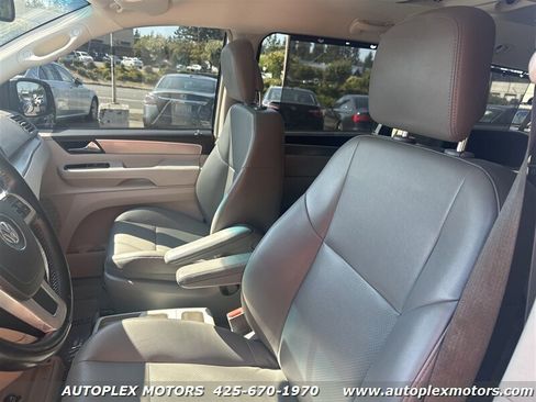 Used 2011 Volkswagen Routan SE image 24