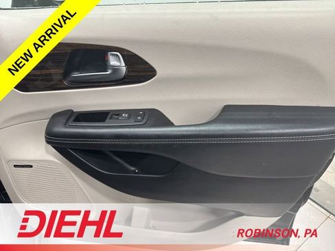 Used 2023 Chrysler Pacifica Limited w/ Uconnect Theater Family Group image 16