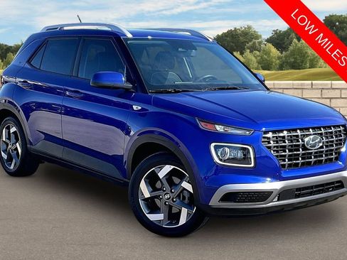 Used 2025 Hyundai Venue Limited FWD image 2