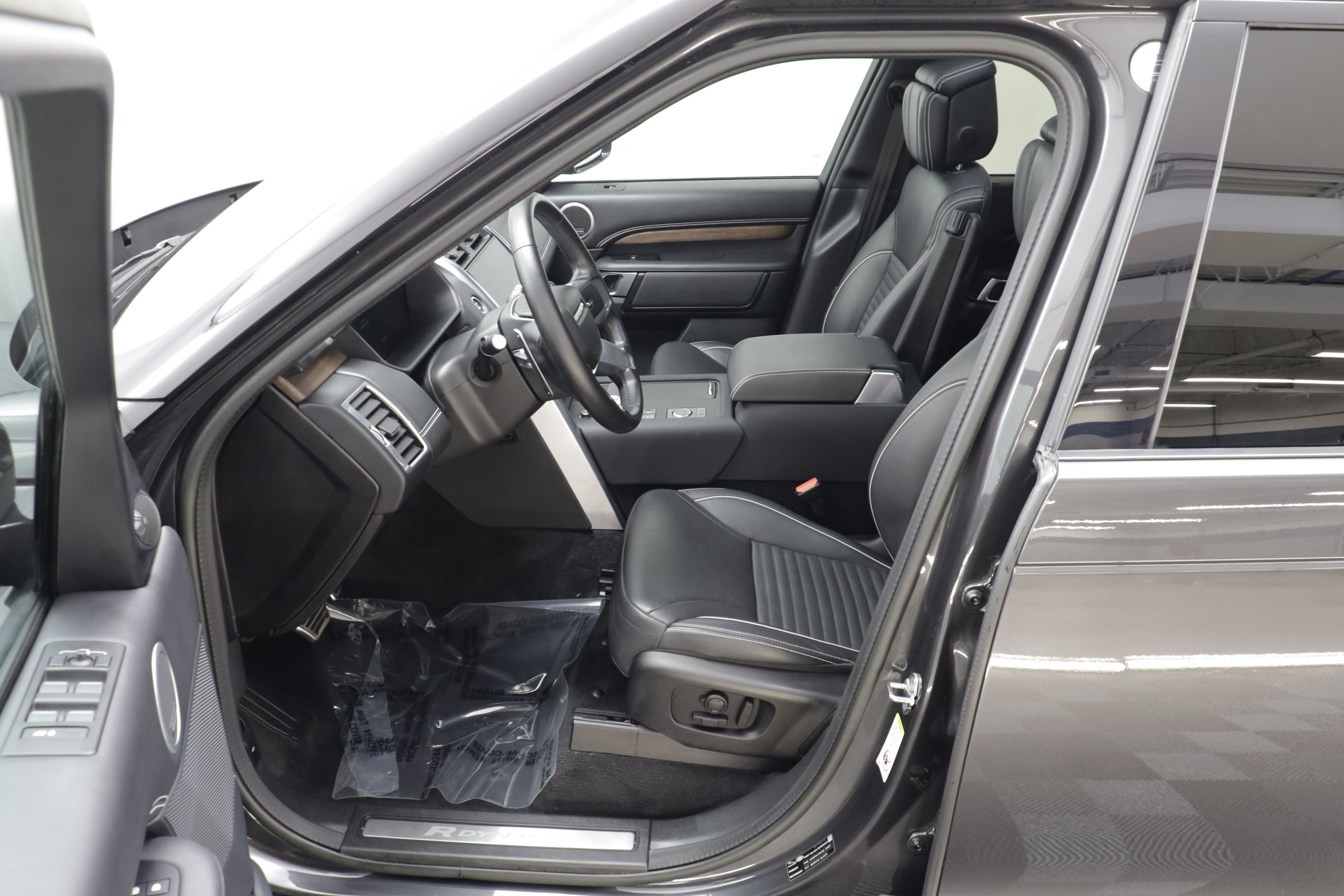 Used 2023 Land Rover Discovery Metropolitan Edition AWD/4WD image 6