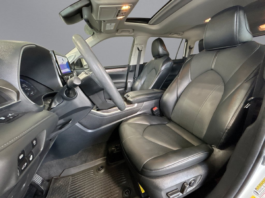 Used 2023 Toyota Highlander Limited FWD image 18