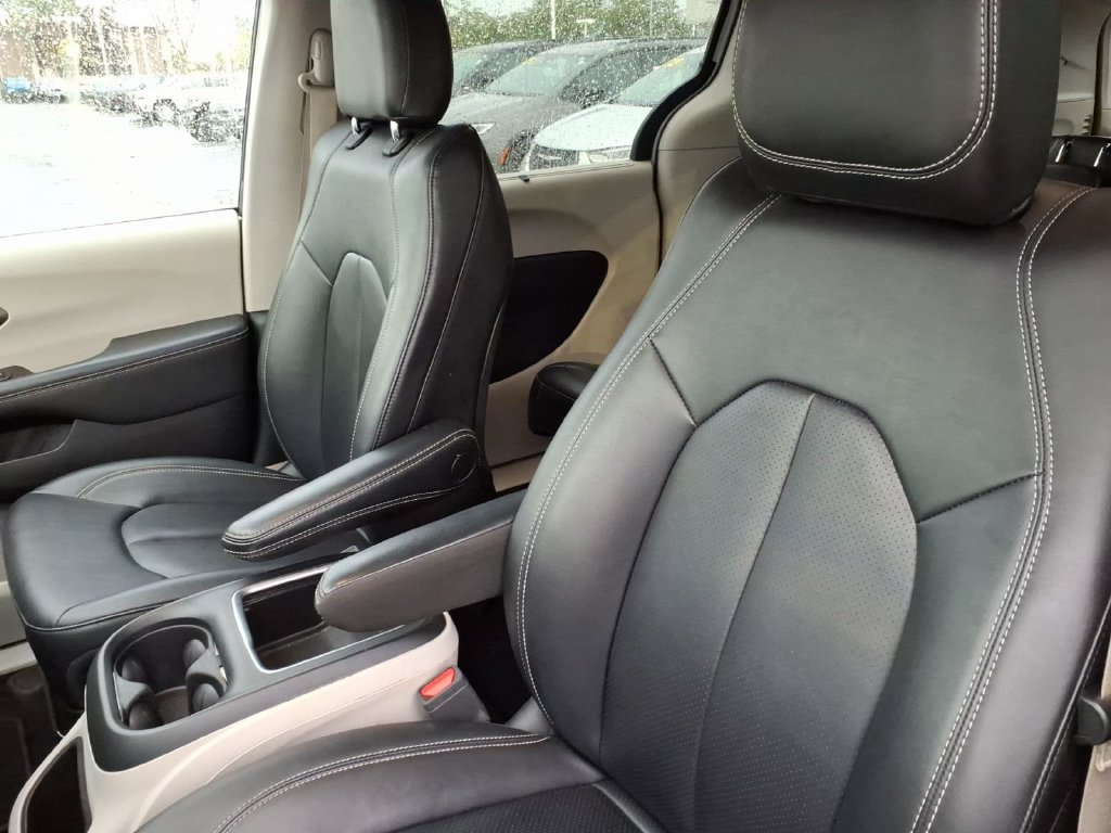 Certified 2024 Chrysler Pacifica Touring-L FWD image 10
