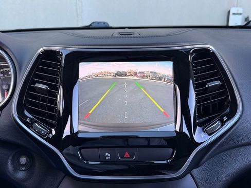 Used 2020 Jeep Cherokee Limited image 24