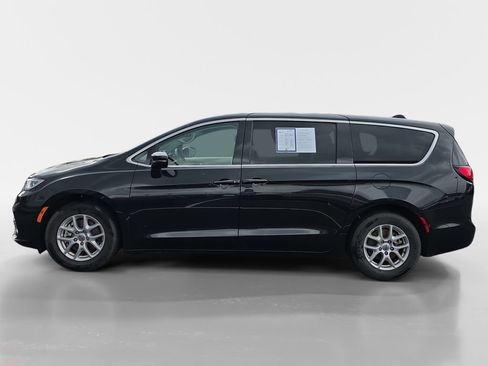 Used 2023 Chrysler Pacifica Touring-L image 7