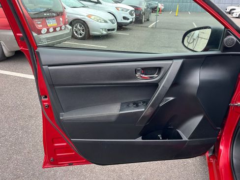 Used 2018 Toyota Corolla LE FWD image 18