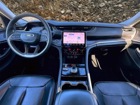 Used 2023 Jeep Grand Cherokee Limited image 13