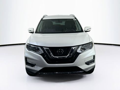 Used 2018 Nissan Rogue SV image 2