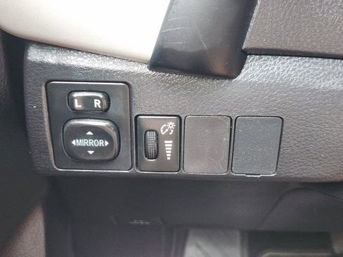 Used 2017 Toyota Corolla LE image 22