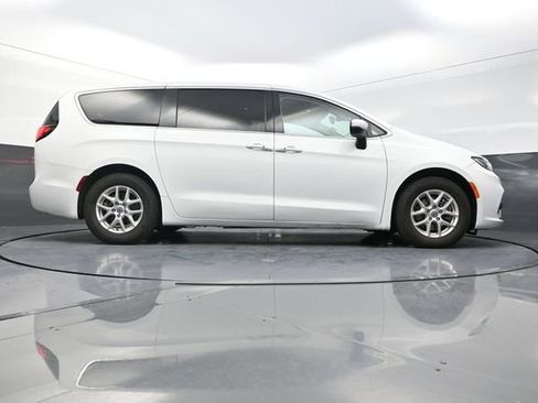 Used 2023 Chrysler Pacifica Touring-L FWD image 32