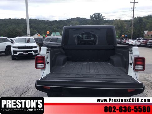 Used 2023 Jeep Gladiator Sport AWD/4WD image 5