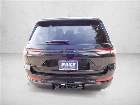 Used 2023 Jeep Grand Cherokee Altitude AWD/4WD image 3