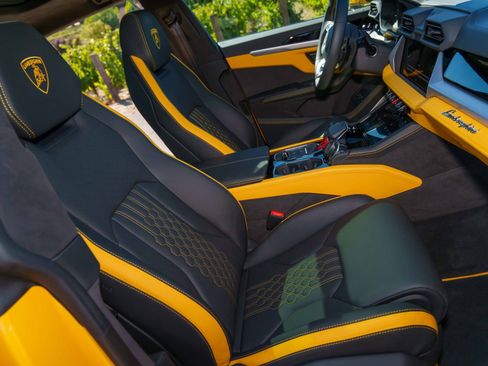 Used 2025 Lamborghini Urus SE image 34