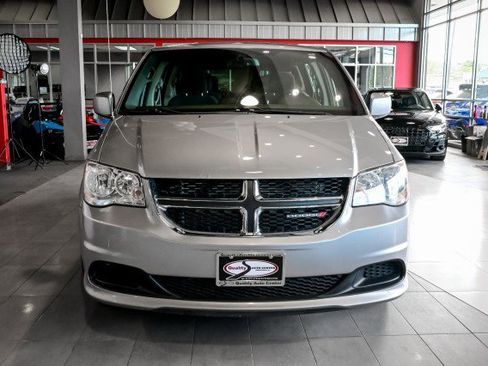 Used 2017 Dodge Grand Caravan SE image 2